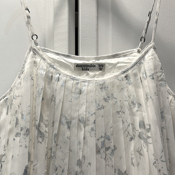 ✨ Abercrombie Kids ✨ Girls White Pleated Tank Top Cami Silver Foil Design 13/14 - Picture 4 of 8